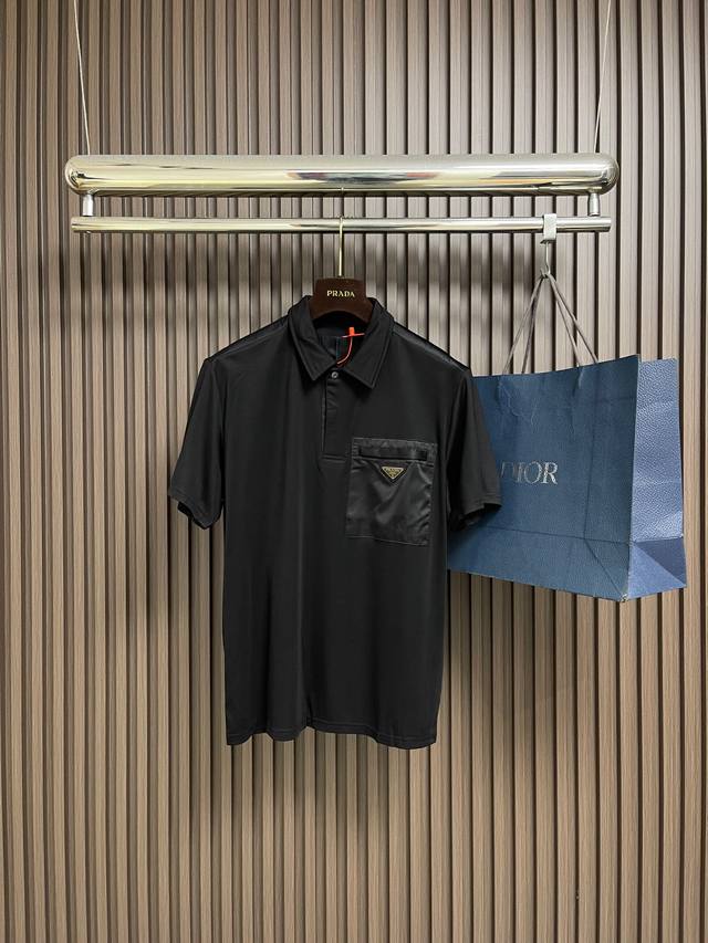 支持年后售后 DDD Prada 三角标口袋短袖Polo衫，定制丝光罗缎布 光滑细腻 舒适贴肤 经典黑色调散发与生俱来的高级感 有温度的吞噬 标志性三角形徽标点