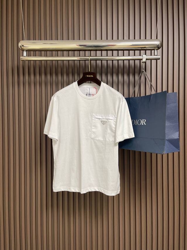 支持年后售后 DDD Prada 三角标口袋短袖T恤，定制高弹平纹针织料 细腻柔软 舒适贴肤 一抹简约白纯净如初 优雅自现 标志性Prada三角标点缀胸前 融合