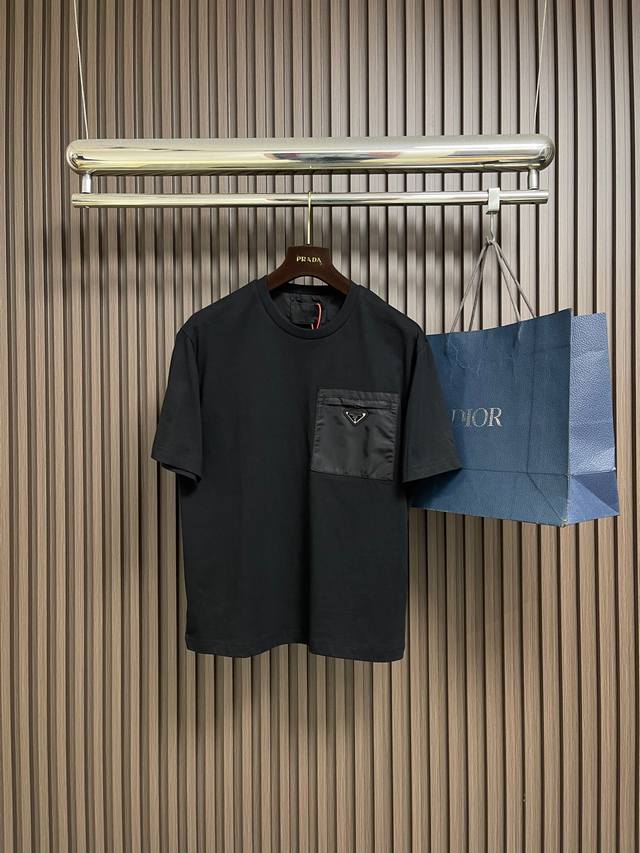 支持年后售后 DDD Prada 三角标口袋短袖T恤，定制高弹平纹针织料 细腻柔软 舒适贴肤 一抹简约白纯净如初 优雅自现 标志性Prada三角标点缀胸前 融合