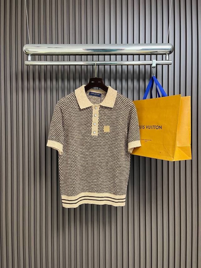 支持年后售后 DDD Lv 皮标提花针织Polo衫，采用进口精纺棉麻混纺针织面料，质地轻薄透气，穿着亲肤清爽且具良好的抗皱性与悬垂感，兼顾了Polo衫的质感与夏