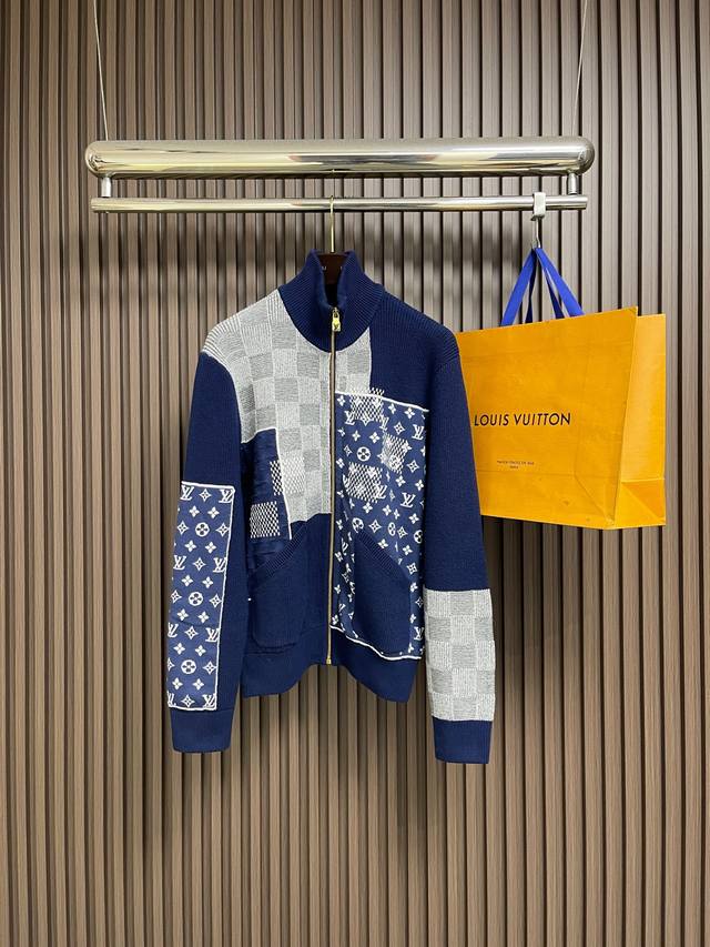 支持年后售后 DDD Lv 拼接拉链高领长袖针织毛衣，这款Louis Vuitton拼接针织开衫甄选高品质羊毛混纺纱线编织而成，采用提花与平纹针织工艺结合打造衣