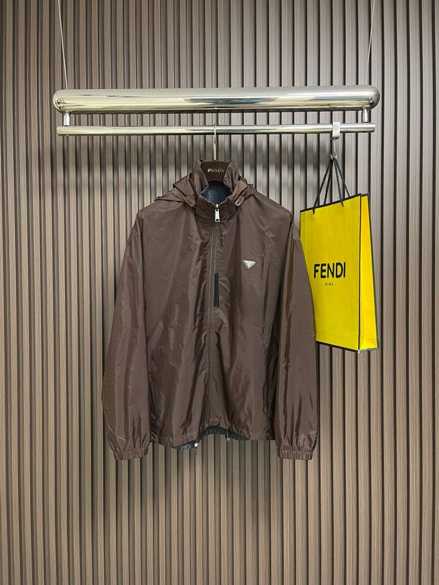 支持年后售后 DDD Prada 尼龙双面立领连帽夹克外套，选用品牌标志性的再生尼龙面料，与传统尼龙性能相当，具备高强度，抗撕裂，耐磨损等特性。其质地轻盈，同时
