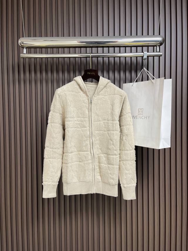 支持年后售后 DDD Dior 菱格纹提花针织连帽毛衣，以16针粗织工艺织就，表面呈现雾面毛绒质感，衣身主体为菱形格纹提花，通正反针交替技法形成立体肌理，无额外