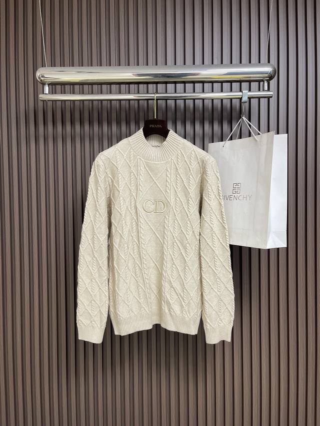 支持年后售后 DDD Dior 菱格纹提花针织毛衣，以16针粗织工艺织就，表面呈现雾面毛绒质感，衣身主体为菱形格纹提花，通正反针交替技法形成立体肌理，无额外缝线