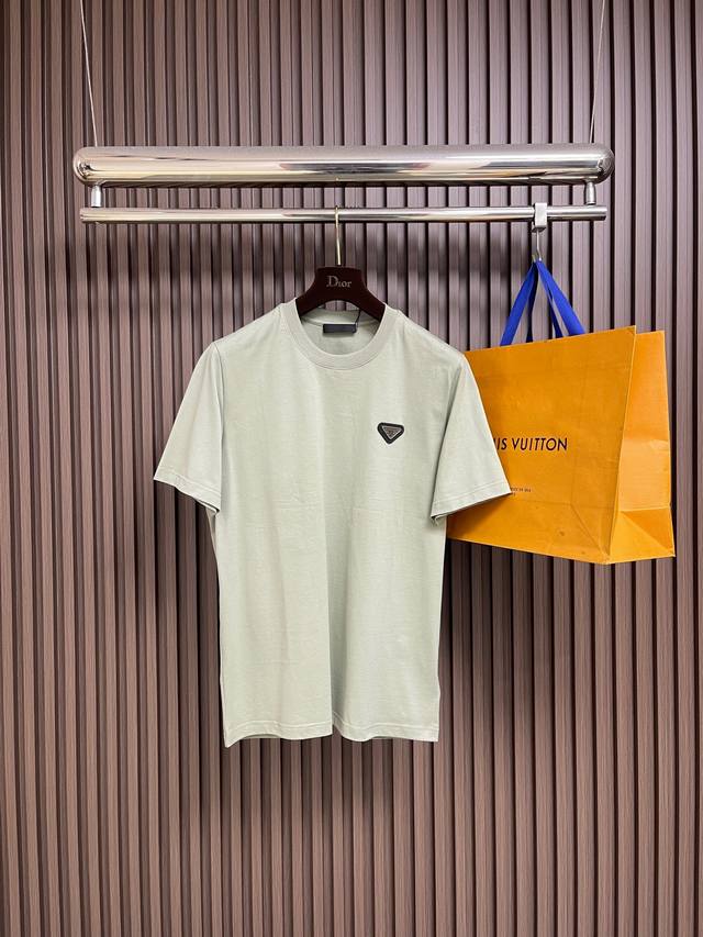 支持年后售后 DDD Prada 2026Ss早春新款三角标识短袖T恤，甄选软糯亲肤的全棉面料制成，标准版圆领短袖裁剪，更适合日常穿着。简约不失设计感Logo巧