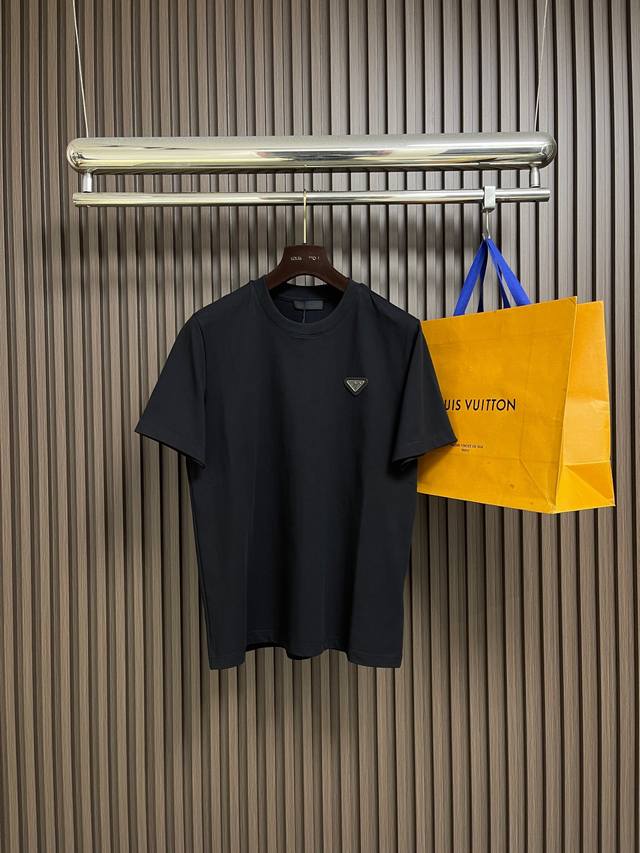 支持年后售后 DDD Prada 2026Ss早春新款三角标识短袖T恤，甄选软糯亲肤的全棉面料制成，标准版圆领短袖裁剪，更适合日常穿着。简约不失设计感Logo巧