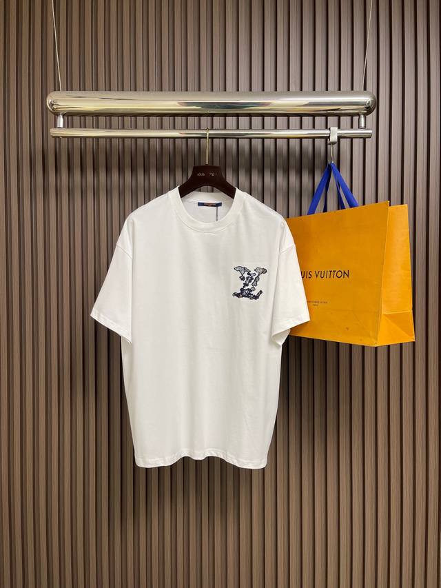 支持年后售后 DDD Lv 2026Ss早春新款短袖T恤，这款 280G 经典T恤采用永恒的净色，易于搭配。它采用有机棉制成，饰有3D刺绣的Logo标识字样。尺