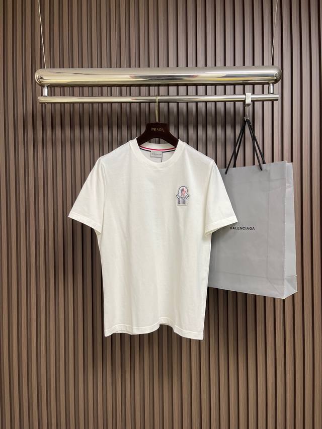 支持年后售后 DDD Moncler 2026Ss春夏短袖T恤，这款短袖面料采用32支双股新疆长绒棉紧密圆领短袖，领口用耐洗防松懈的高密度罗纹，100％新疆长绒