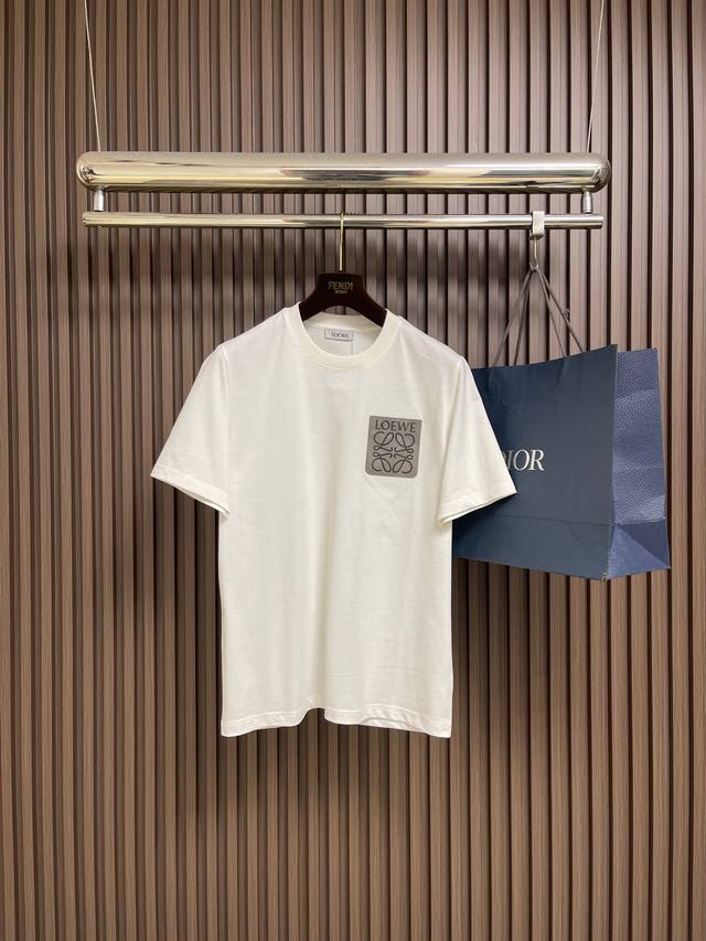 支持年后售后 DDD Loewe罗意威 2026Ss 口袋压花Logo短袖T恤，采用260G 精梳棉面料，32支双股双纱打造，胸口真皮口袋Logo，采用真皮激光