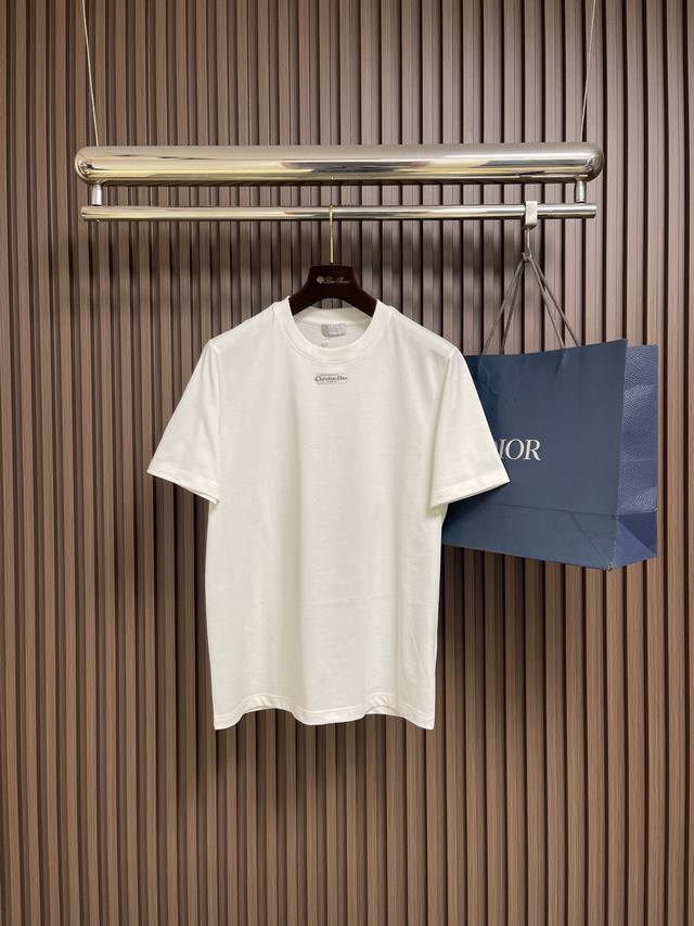 支持年后售后 DDD Dior 2026Ss新款限定Logo标识短袖T恤短裤套装，采用定制棉质平纹面料，透气舒适，胸前饰以品牌字母标识，定织罗纹双针锁边工艺 。