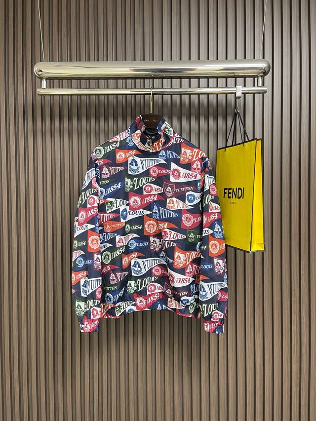 Lv 2026Ss早春新款1854印花防风拉链夹克外套，搭配满印的1854标识与撞色元素，打破了纯色外套的单调，1854数字则暗藏品牌的百年底蕴。精选轻量化的防