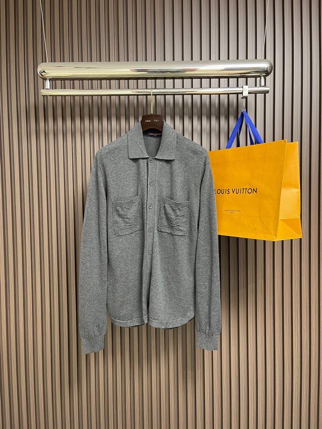 Lv 纯色Logo嵌花长袖针织毛衣，该针织衬衫采用精梳棉面料，经精密针织工艺呈现细腻质感，兼具柔软度与挺括性。衬衫领设计通过立体收针工艺处理，领型平整且贴合颈部