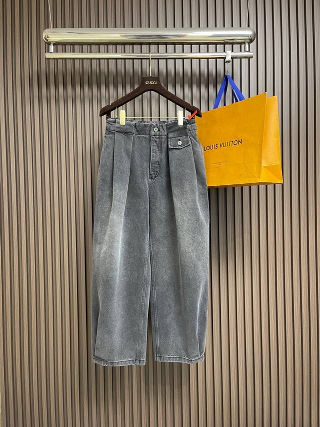 Loewe 皮革贴片牛仔裤，玄岩灰调为主色调 让色彩在时间里自然生长 人体工学弯刀弧线重构丹宁的未来廓形 挣脱传统束缚 重塑时尚边界。优先定溜再通过手搓出渐变按