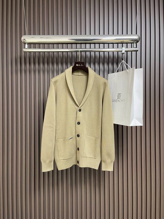 Lp Loropiana 新款老钱风休闲针织毛衣开衫，触感柔软亲肤，视觉上很精致、有质感、高贵，非常简单也很显品质。独特的中性色调，瞬间点亮你的整体造型，经典与