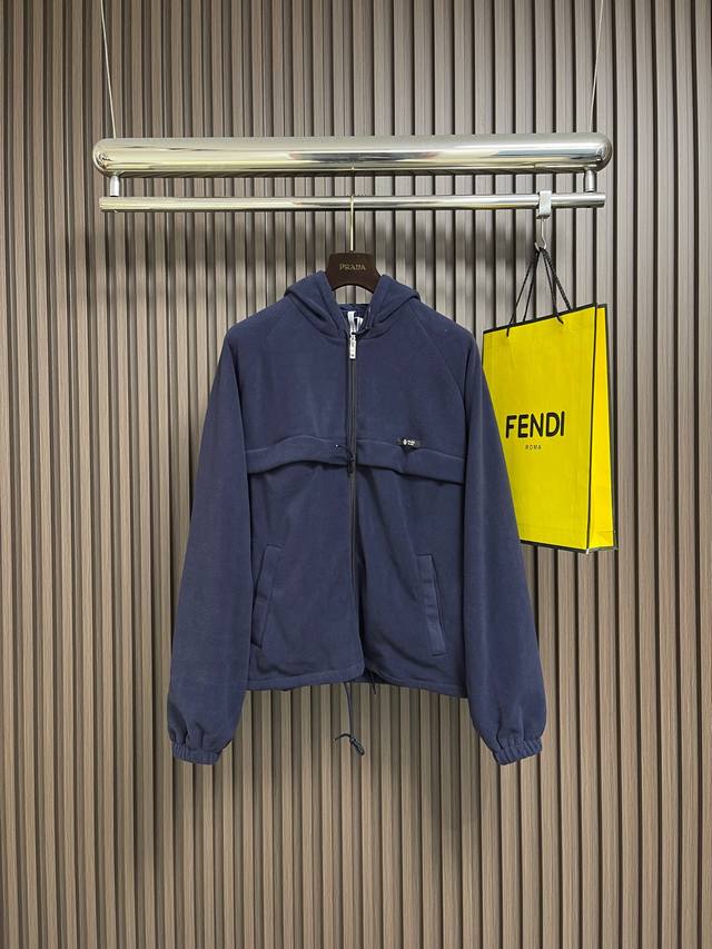 Prada 连帽抽绳织物面料短款外套，这款Prada连帽抽绳织物面料短款外套采用面料为核心材质，先经酵洗工艺处理，让面料形成柔车感，同时增强面料的抗皱性与色牢度