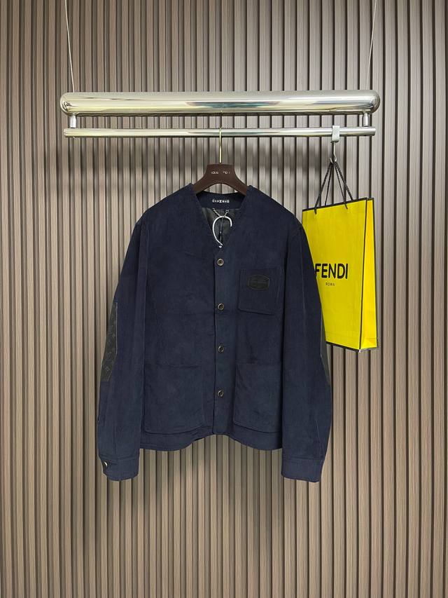 Lv 灯芯绒V领长袖夹克外套，这款路易威登灯芯绒V领夹克选用32坑高密精梳灯芯绒面料，经酵素洗工艺处理，绒条饱满整齐且触感软糯，面料同时经过预缩与抗静电处理，穿