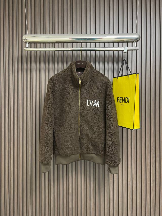 Lv 纯色拉链绒面束腰长袖绒感夹克外套，这款Lvm标识棕色羊羔毛夹克选用进口仿羊羔毛面料，经梳绒、剪毛双重工艺处理，绒毛长度均匀至12Mm，触感蓬松柔软且不易掉