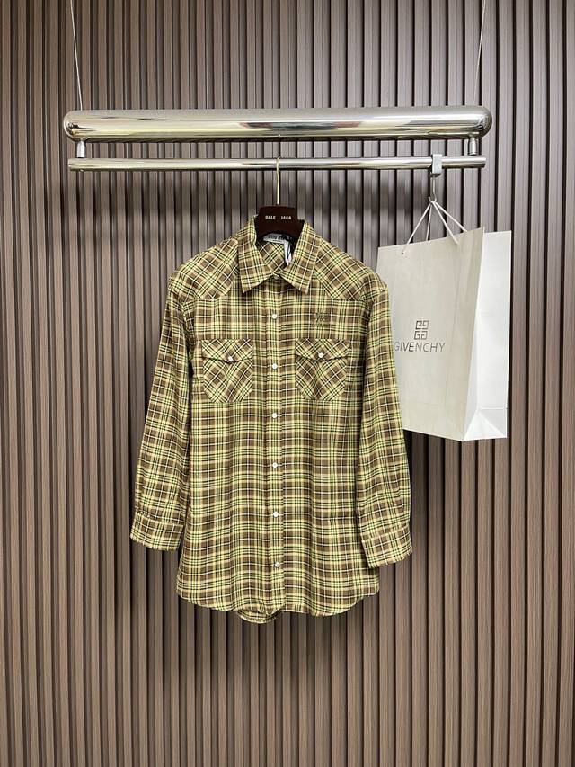 Miumiu 翻领单排扣长袖格子衬衫，这款Miu Miu翻领单排扣长袖格子衬衫采用定位裁床工艺打造，精准把控面料裁剪的每一处细节，确保格纹图案拼接对齐、版型线条