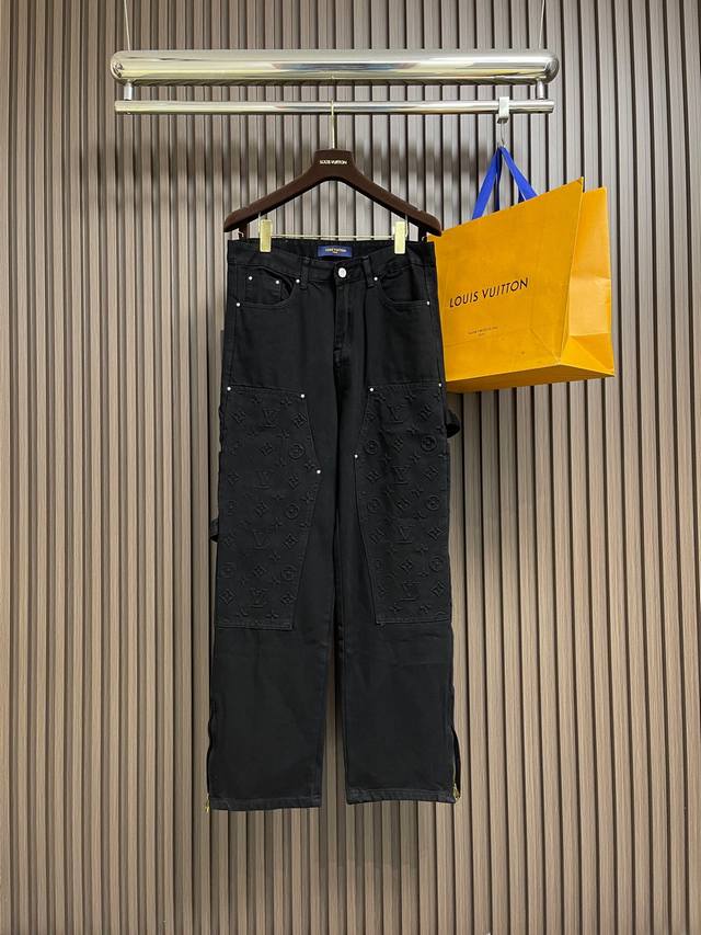 Lv 浮雕压花工装牛仔裤，将Monogram压纹口袋融入悠闲工装轮廓，可与同款工装裤共筑潮流造型，亦可与单品混搭，探索更多时尚可能。定位裁片拼接设计轻微做旧水洗