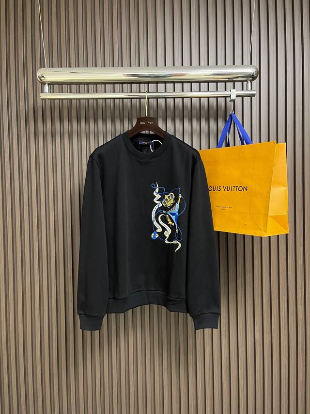 Lv 皇冠刺绣圆领长袖卫衣，采用定制Yb原生全棉面料，质地柔软透气，穿着舒适有型。Oversized宽松版型结合圆领套头卫衣剪裁，打造经典休闲风格。面料经过特殊