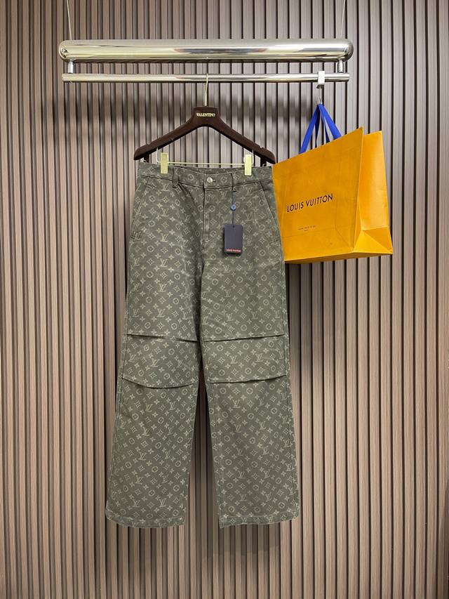 Lv 满印提花口袋长裤牛仔裤，选用重磅斜纹牛仔布打造，面料经石洗做旧工艺处理，形成柔软且富有骨感的质感，同时赋予裤身复古的做旧色调。裤身采用品牌经典老花图案的满