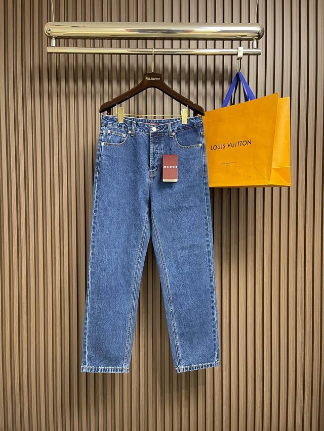 上衣 牛仔裤P340 DDD Gucci 马衔扣装饰漆皮标牛仔夹克牛仔裤套装，选用14Oz重磅赤耳丹宁牛仔面料，经酵素石洗与预缩水处理工艺加工，面料保留牛仔布的