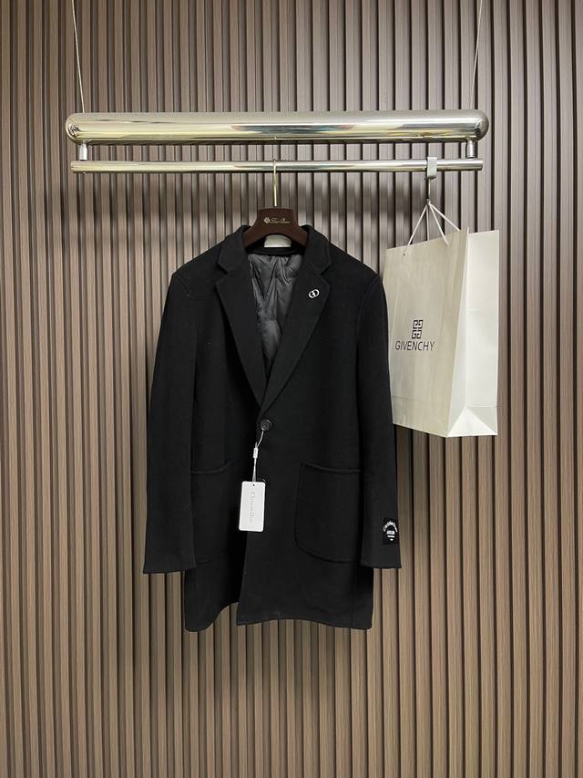 Dior 男士中长款二合一毛呢大衣，内胆羽绒马甲可拆卸设计 防寒保暖，简洁利落又清爽商务，品质做工细节经得起任何形式检验，绝对大厂代工出品 呈现一种焕然一新，赋