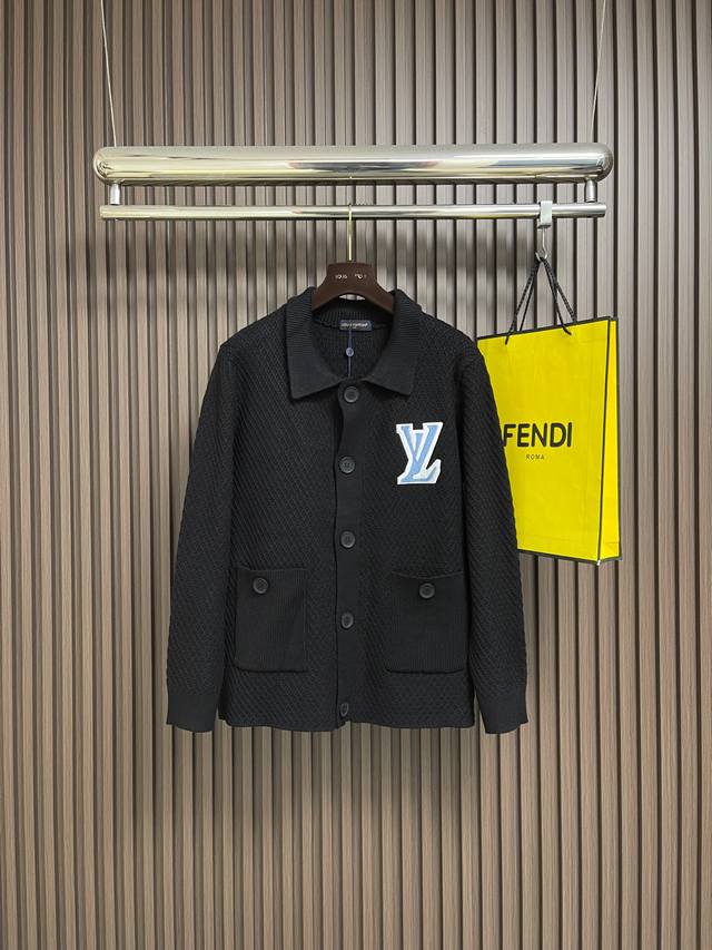 Lv 2026Ss早春新款字母Logo刺绣提花羊毛针织毛衣．粗纹理针织工艺，厚实有型，早春穿超合适！胸前品牌刺绣，低调又有辨识度。经典翻领＋宽松版型，舒适又时髦