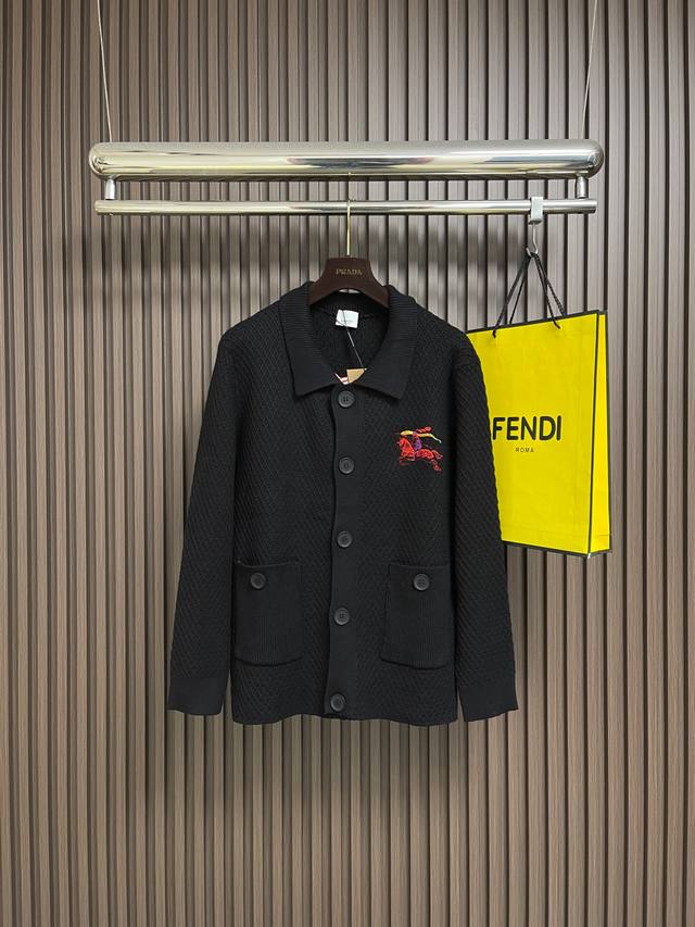 Burberry 2026Ss早春新款战马提花羊毛针织毛衣．粗纹理针织工艺，厚实有型，早春穿超合适！胸前及背部品牌刺绣 ，低调又有辨识度。经典翻领＋宽松版型，舒