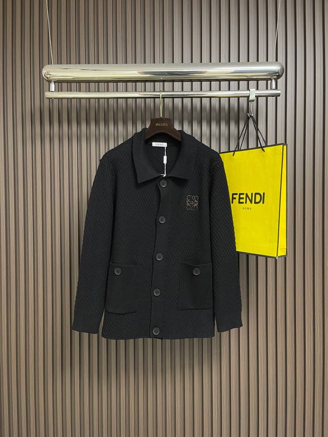 Loewe 2026Ss早春新款羊毛针织毛衣．粗纹理针织工艺，厚实有型，早春穿超合适！胸前及背部品牌刺绣 ，低调又有辨识度。经典翻领＋宽松版型，舒适又时髦，日常