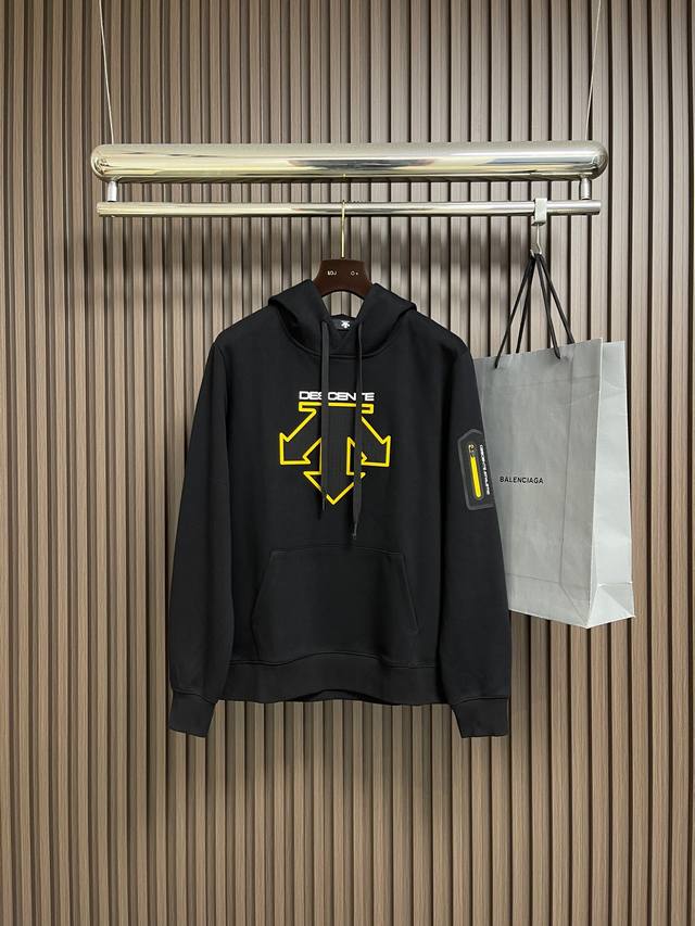 Descente 迪桑特连帽卫衣，面料采用原版一致重磅纯棉材质，经过胚布水洗定型处理，有效避免缩水问题。面料手感熟软舒适，带来贴肤的温柔体验。采用环保活性染色，