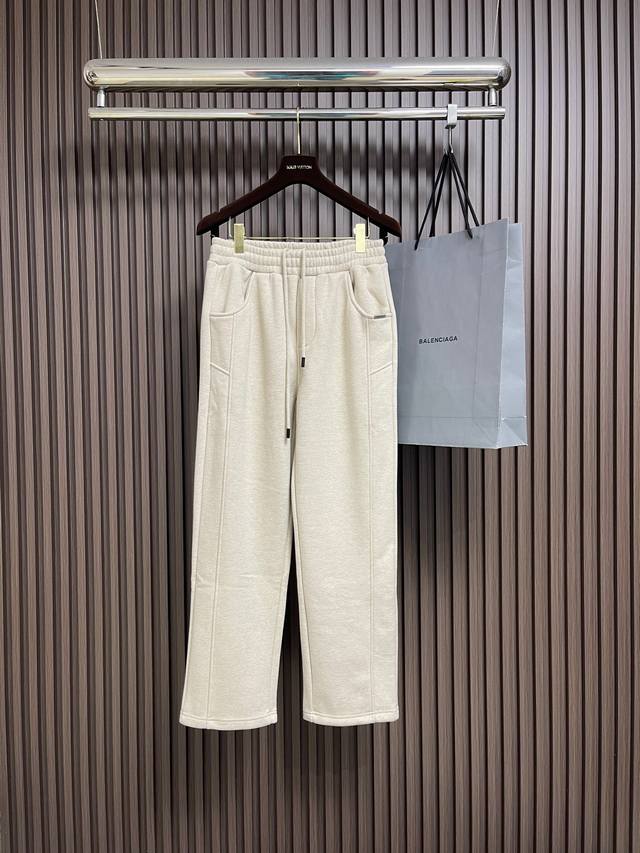 Prada 2026Ss早春新款加绒老钱风直筒裤，3D立裁！垂顺直筒长裤，加绒加厚保暖，超级舒适透气！侧边标识点缀，版型上身效果洋气十足！商务休闲两用。尺码：M