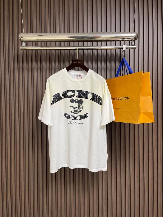 Acne Studios 做旧徽标短袖T恤，定制雅棉双股绵柔平纹织物，衣身之上Acne Gym徽标以遒劲有力的棕色线条勾勒，For Everyone 简洁却蕴含