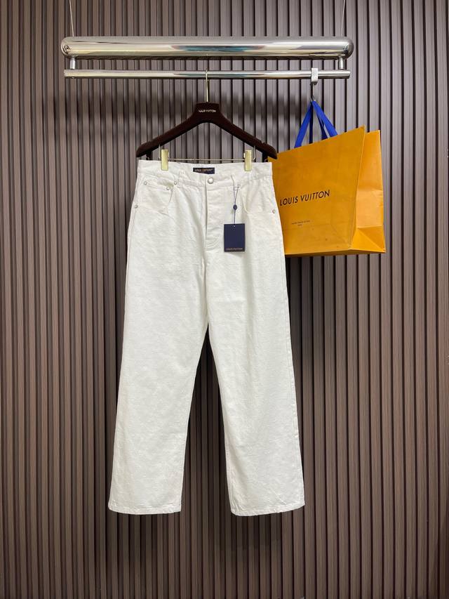 上衣 裤子P340 DDD Lv 2026Ss早春新款重工满印压花牛仔外套牛仔裤套装，将品牌经典基因与街头时尚完美融合的诚意之作。整套成衣以高密牛仔面料为基底，