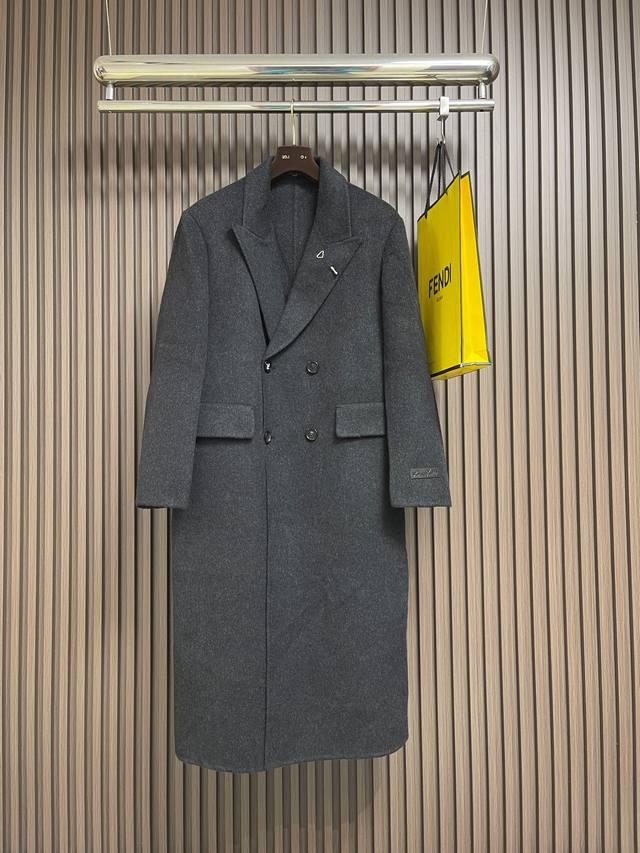 Lv 必入款长款毛呢大衣 本款大衣以柔暖密纺双面绵羊毛材质裁出挺括版型，双面尼面料随便起订量就1000米起 该说不说这门槛是真高，不是谁都能开发出来的，纽扣 别