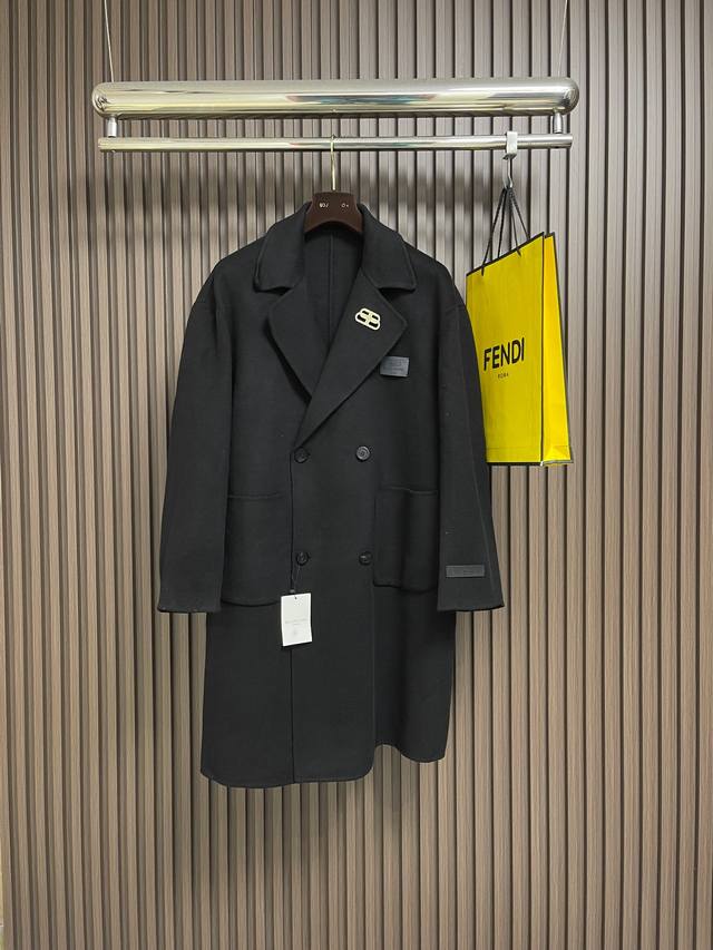 Balenciaga巴黎世家 男士中长款羊羔绒毛呢大衣，简洁利落又清爽商务，品质做工细节经得起任何形式检验，绝对大厂代工出品呈现一种焕然一新，赋予你与众不同的上