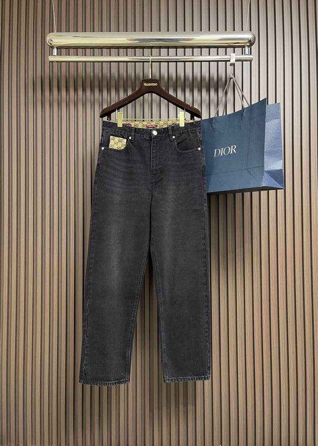 上衣 牛仔裤P340 DDD Gucci 镶饰水洗牛仔外套牛仔裤套装，经典丹宁邂逅基因，标志性元素，低调又吸睛，口袋拼接经典提花面料，复古棕调碰撞黑色漂白牛仔，