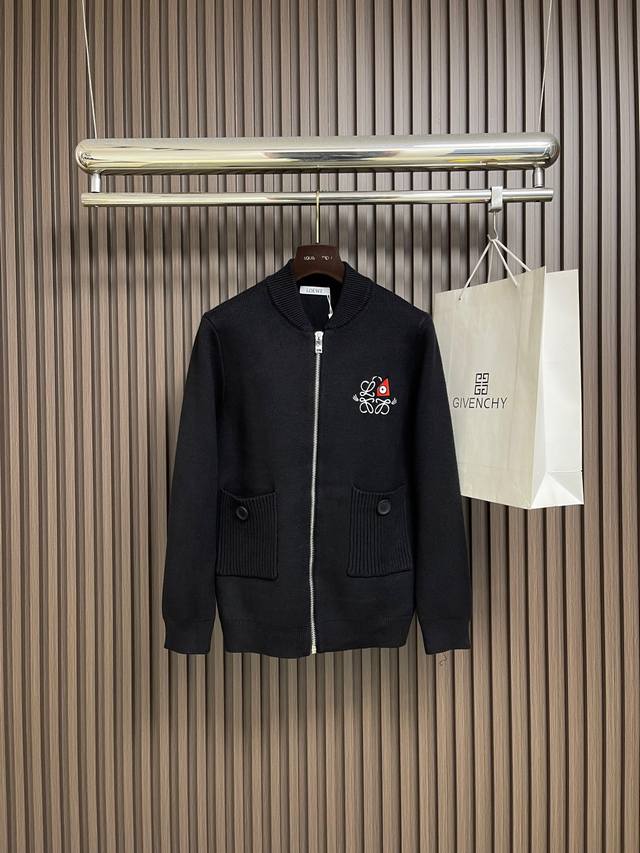 Loewe 2026Ss早春新款卡通图案仔章提花羊毛针织毛衣，卡通图案及背品牌标识刺绣 ，低调又有辨识度。宽松版型，舒适又时髦，日常通勤或休闲都能轻松驾驭。搭配