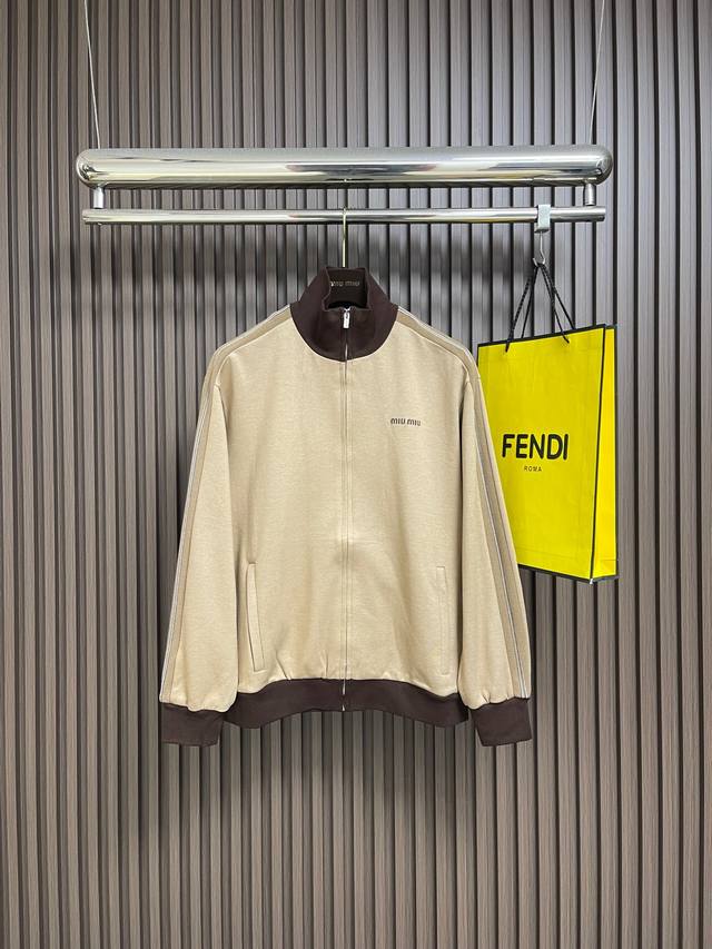 Miumiu 平纹针织拉链运动夹克外套，这款Miu Miu运动风夹克采用宽松版型设计，穿着舒适且时尚感十足。面料选用高品质棉混纺材质，手感柔软细腻，具有良好的透