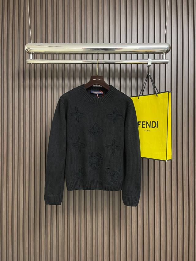 Lv 字母镂空钩针针织毛衣，定织云绒绵羊毛，经典黑色调散发与生俱来的高级感，正面以Monogram图案穿梭于羊毛纤维间，镂空处透出若隐若现的灰度层次，刺绣Lv字