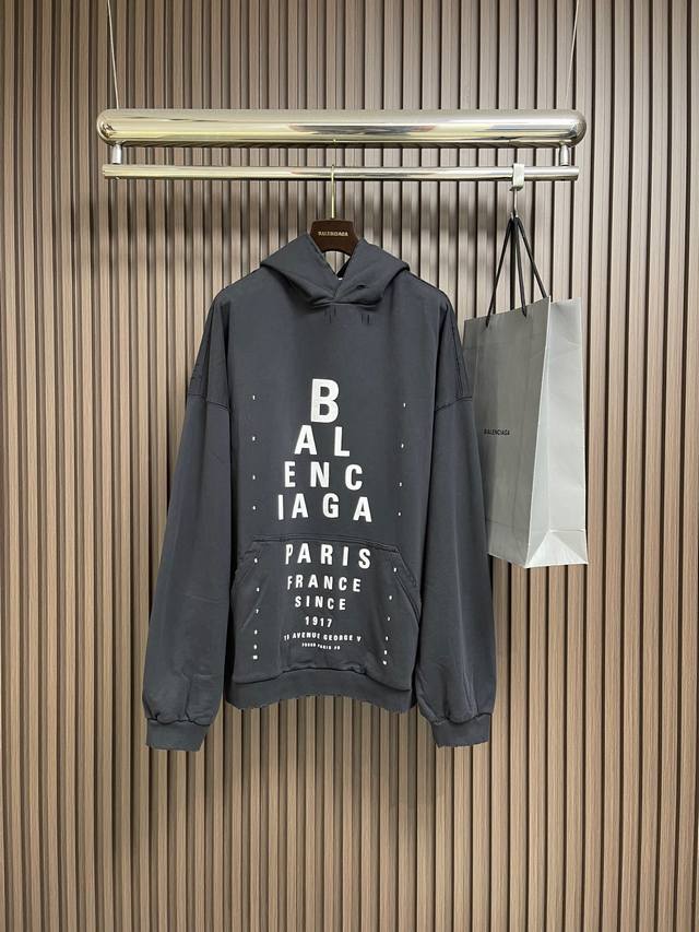 Balenciaga 连帽字母印花宽松长袖卫衣，面料选用重磅抓绒棉，经水洗做旧处理，表面呈现自然磨口等部位做了手工磨边处理，边缘毛糙质感统一且不脱线。图案采用高