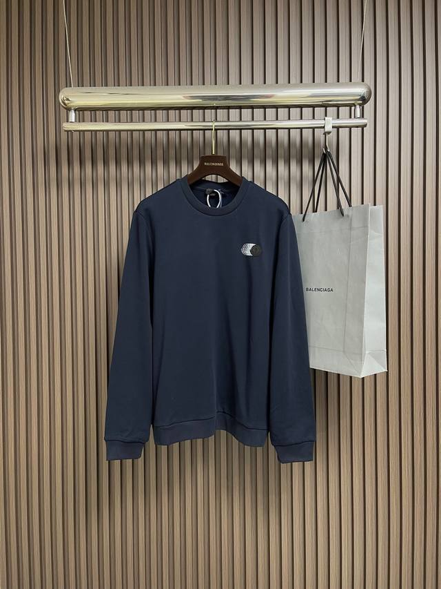 Moncler 圆领长袖褪色标识棉质卫衣， 这款深蓝色卫衣采用高品质棉混纺面料，手感柔软细腻且保暖性佳，经过特殊洗水工艺处理，呈现出独特的做旧质感与柔和色泽。立