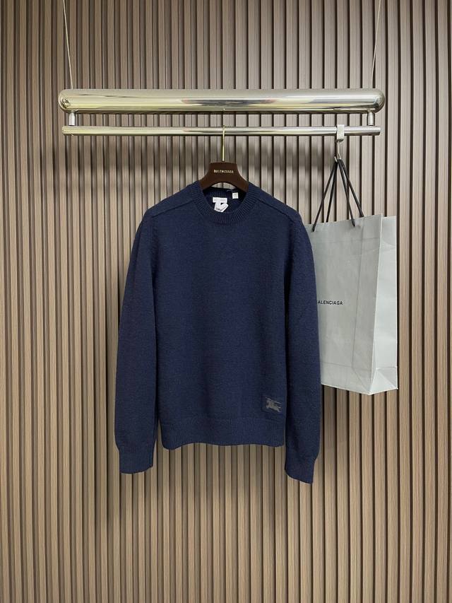 Burberry 下摆战马纯色圆领针织毛衣，面料采用定染18支双股羊毛混纺料，采用进口织机 Soto 5针，毛料酵洗，毛料提花，定制1:1商标，合身版型，手工质
